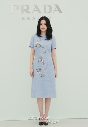 【フォト】キム・テリ、華やかなワンピースを着て登場　「春の女神」