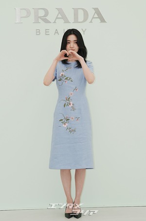 【フォト】キム・テリ、華やかなワンピースを着て登場　「春の女神」