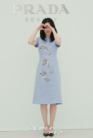 【フォト】キム・テリ、華やかなワンピースを着て登場　「春の女神」