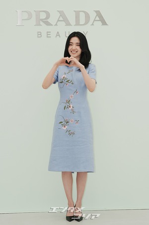 【フォト】キム・テリ、華やかなワンピースを着て登場　「春の女神」