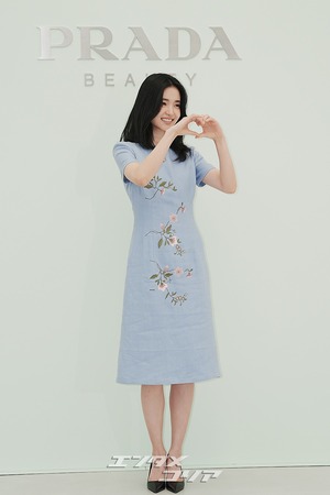 【フォト】キム・テリ、華やかなワンピースを着て登場　「春の女神」