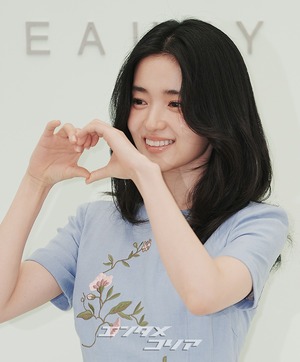 【フォト】キム・テリ、華やかなワンピースを着て登場　「春の女神」