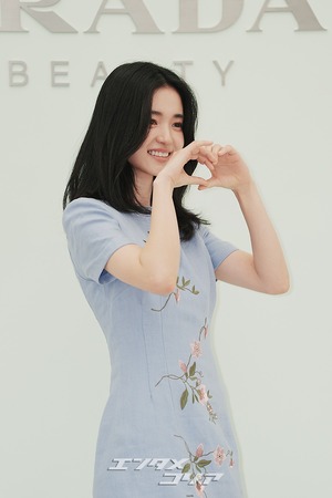 【フォト】キム・テリ、華やかなワンピースを着て登場　「春の女神」