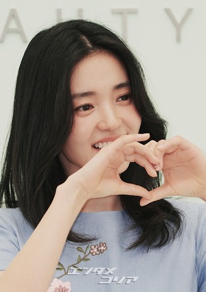 【フォト】キム・テリ、華やかなワンピースを着て登場　「春の女神」