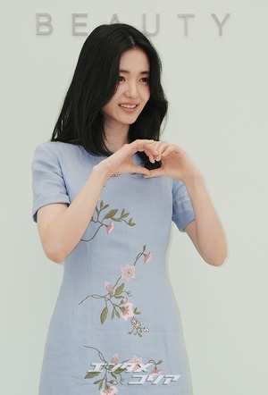 【フォト】キム・テリ、華やかなワンピースを着て登場　「春の女神」