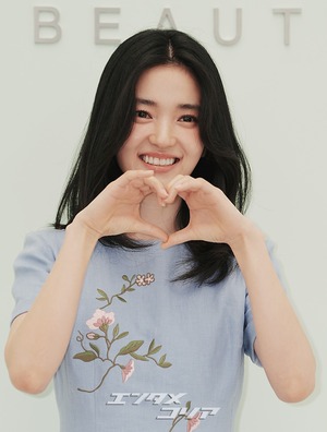 【フォト】キム・テリ、華やかなワンピースを着て登場　「春の女神」