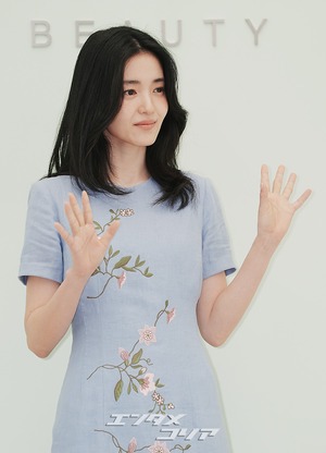 【フォト】キム・テリ、華やかなワンピースを着て登場　「春の女神」