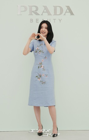 【フォト】キム・テリ、華やかなワンピースを着て登場　「春の女神」