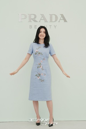 【フォト】キム・テリ、華やかなワンピースを着て登場　「春の女神」