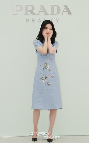 【フォト】キム・テリ、華やかなワンピースを着て登場　「春の女神」