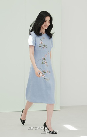 【フォト】キム・テリ、華やかなワンピースを着て登場　「春の女神」