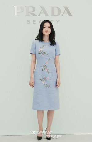 【フォト】キム・テリ、華やかなワンピースを着て登場　「春の女神」