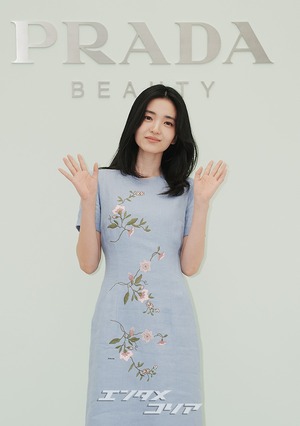 【フォト】キム・テリ、華やかなワンピースを着て登場　「春の女神」