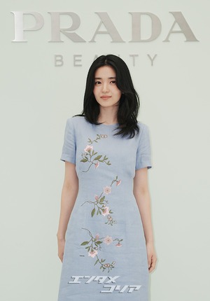 【フォト】キム・テリ、華やかなワンピースを着て登場　「春の女神」