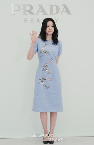 【フォト】キム・テリ、華やかなワンピースを着て登場　「春の女神」