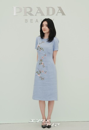 【フォト】キム・テリ、華やかなワンピースを着て登場　「春の女神」