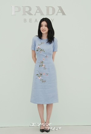 【フォト】キム・テリ、華やかなワンピースを着て登場　「春の女神」