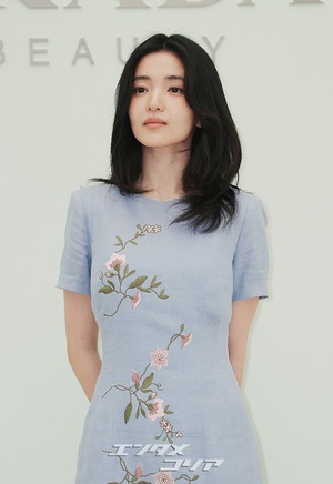 【フォト】キム・テリ、華やかなワンピースを着て登場　「春の女神」