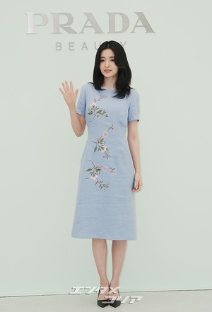 【フォト】キム・テリ、華やかなワンピースを着て登場　「春の女神」