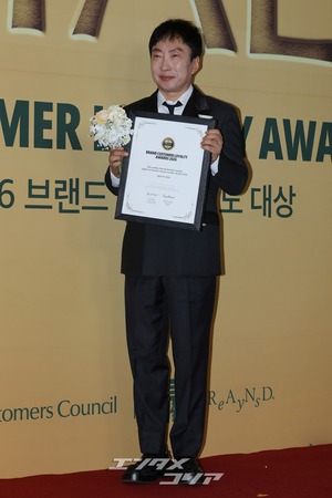 【フォト】キム・ジュンス、イ・ソンミンなど出席　「2026ブランド顧客忠誠度大賞」