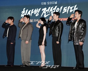 【フォト】パク・ジフン＆ユン・ギョンホなど、『炊事兵、伝説になる』主演陣がそろって「ファイト」