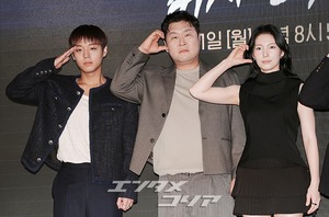 【フォト】パク・ジフン＆ユン・ギョンホなど、『炊事兵、伝説になる』主演陣がそろって「ファイト」