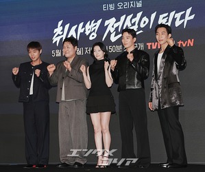 【フォト】パク・ジフン＆ユン・ギョンホなど、『炊事兵、伝説になる』主演陣がそろって「ファイト」