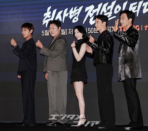 【フォト】パク・ジフン＆ユン・ギョンホなど、『炊事兵、伝説になる』主演陣がそろって「ファイト」