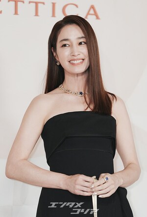 【フォト】「おしどり夫婦」イ・ビョンホン＆イ・ミンジョン　黒のカップルコーデで「ブルガリ」イベント出席
