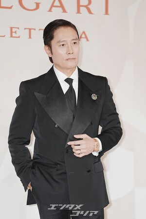 【フォト】「おしどり夫婦」イ・ビョンホン＆イ・ミンジョン　黒のカップルコーデで「ブルガリ」イベント出席