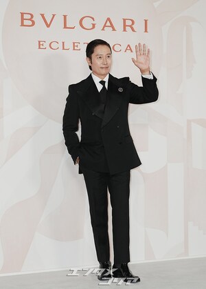 【フォト】「おしどり夫婦」イ・ビョンホン＆イ・ミンジョン　黒のカップルコーデで「ブルガリ」イベント出席