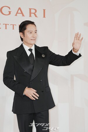 【フォト】「おしどり夫婦」イ・ビョンホン＆イ・ミンジョン　黒のカップルコーデで「ブルガリ」イベント出席