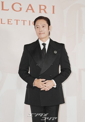 【フォト】「おしどり夫婦」イ・ビョンホン＆イ・ミンジョン　黒のカップルコーデで「ブルガリ」イベント出席