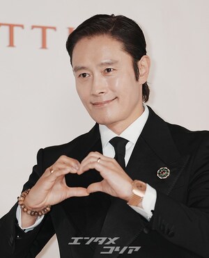 【フォト】「おしどり夫婦」イ・ビョンホン＆イ・ミンジョン　黒のカップルコーデで「ブルガリ」イベント出席
