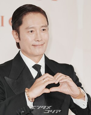 【フォト】「おしどり夫婦」イ・ビョンホン＆イ・ミンジョン　黒のカップルコーデで「ブルガリ」イベント出席