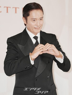 【フォト】「おしどり夫婦」イ・ビョンホン＆イ・ミンジョン　黒のカップルコーデで「ブルガリ」イベント出席