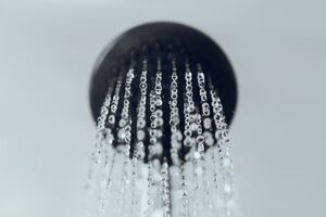 冷水シャワーはかえって体臭の原因に…「暑い日はぬるま湯が効果的」